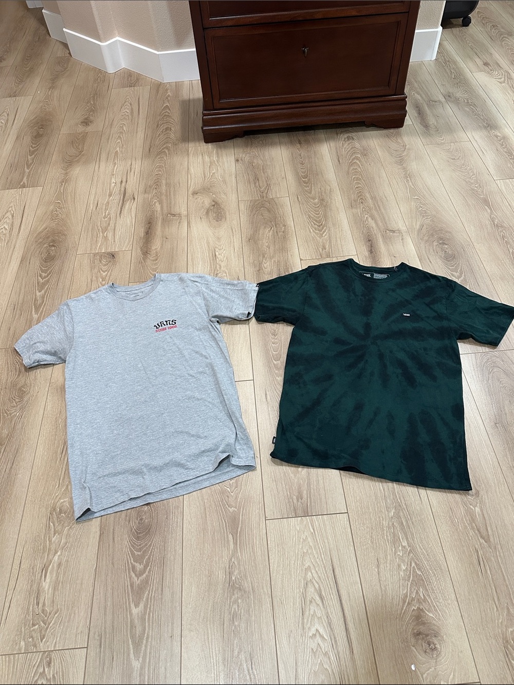 Vans Logo Tee & Dark Green Tie-Dye Tee - and grey logo tee Set of 2
